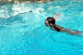 2009-06-14-05 VALE KYLA HALEY SWIM.jpg